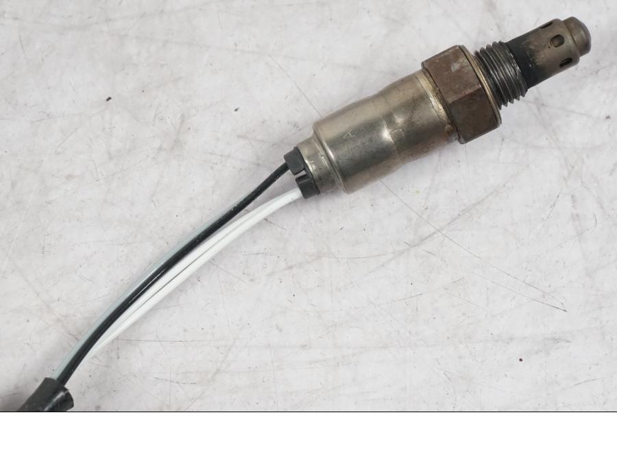 Vänster sida på Lambdasond från en Ducati Multistrada V4 -2024 motorcykel.