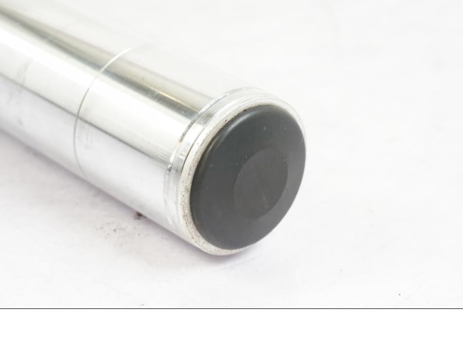 Snett nerifrån på Gaffelben från en Honda CBR 1000 F -1989 motorcykel.