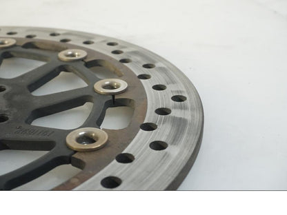 Baksidan på Bromsskiva från en Indian Chieftain Dark Horse -2019 motorcykel.