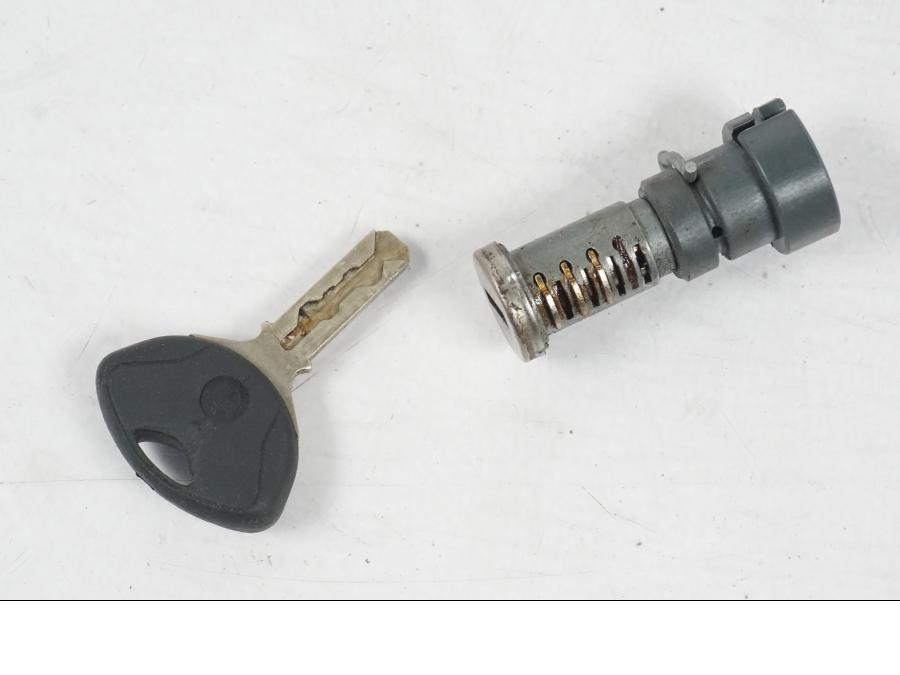 Baksidan på <p>Låssats från BMW F 800 S 2007.</p>

<p>Tanklock, 1st nyckel, tändningslås och låscylinder.</p> motorcykel.