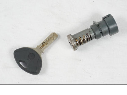 Baksidan på <p>Låssats från BMW F 800 S 2007.</p>

<p>Tanklock, 1st nyckel, tändningslås och låscylinder.</p> motorcykel.