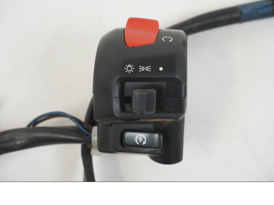 Baksidan på Styrelreglage från en Suzuki GSX-R 750 -2001 motorcykel.