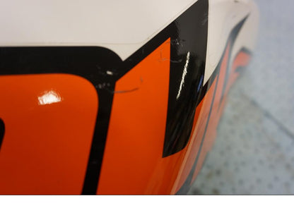 Snett nerifrån på Bensintankskåpa från en KTM 125 Duke -2014 motorcykel.