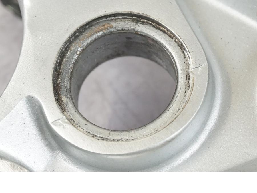 Snett nerifrån på Fotpinnefäste från en Suzuki GSX 1300 RX -1999 motorcykel.