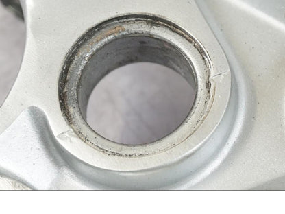 Snett nerifrån på Fotpinnefäste från en Suzuki GSX 1300 RX -1999 motorcykel.