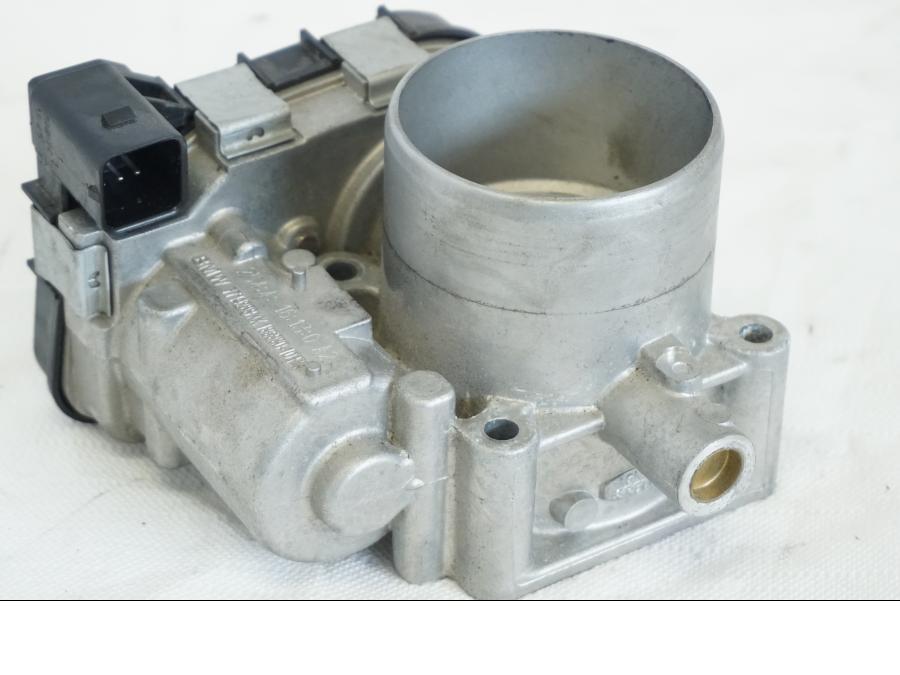 Baksidan på Spjällhus från en BMW K 1600 -2015 motorcykel.