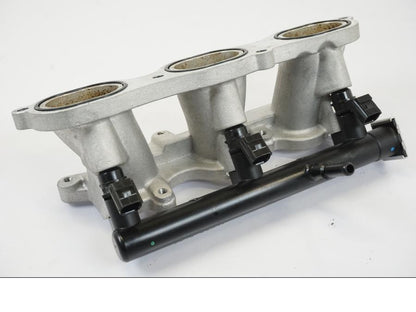 Framsidan på Fuel Rail från en Triumph Trident -2021 motorcykel.