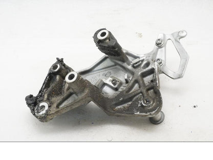 Baksidan på Fotpinnefäste från en BMW F 800 R -2011 motorcykel.