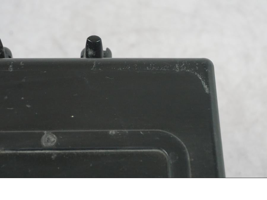 Snett uppifrån på Batterihållare från en Suzuki GSF 1250 -2010 motorcykel.