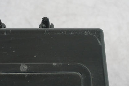 Snett uppifrån på Batterihållare från en Suzuki GSF 1250 -2010 motorcykel.