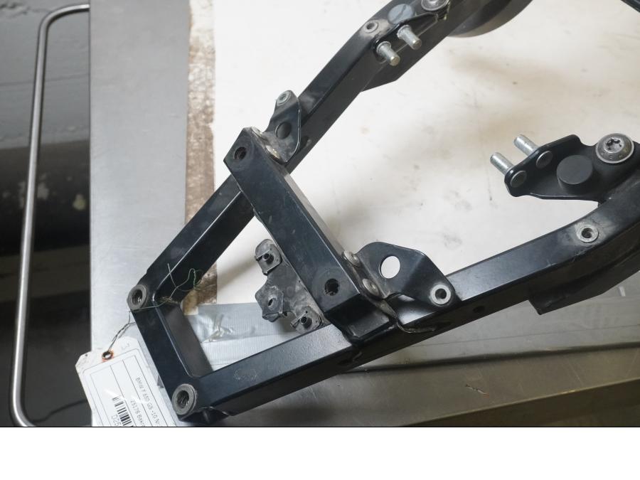 Framsidan på Bakram från en BMW F 650 GS -2010 motorcykel.