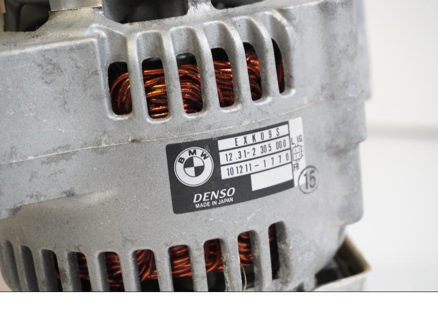 Höger sida på Generator från en BMW K 1200 R -2006 motorcykel.