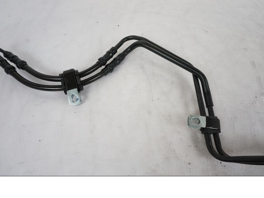 Höger sida på Bromsledning från en H-D Softail Sport Glide FLSB -2022 motorcykel.