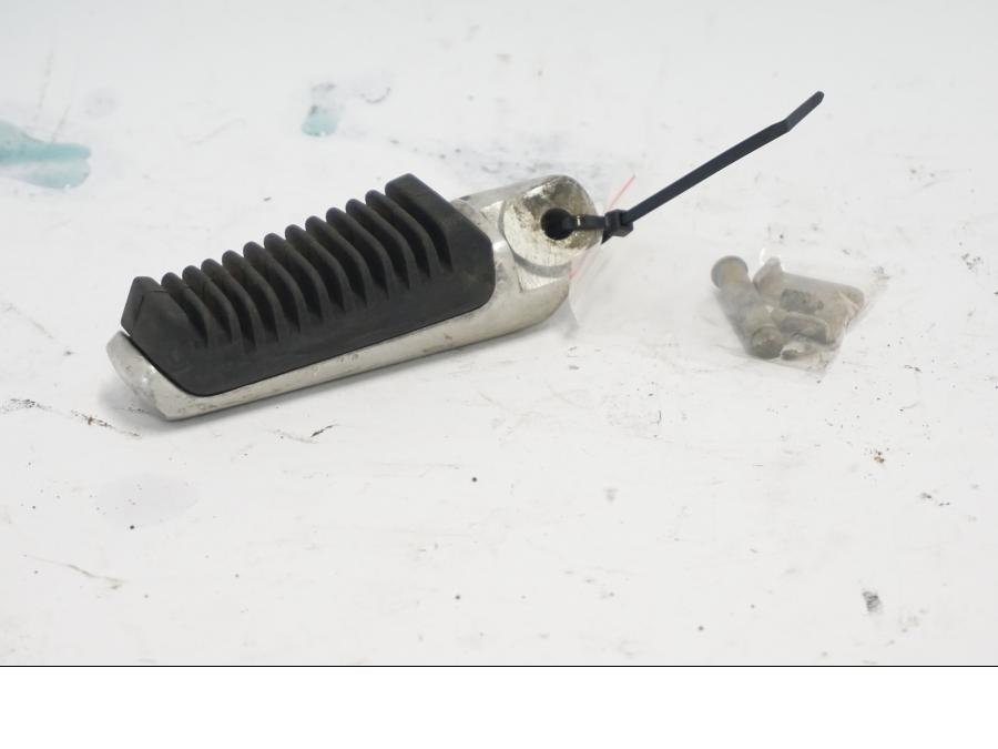 Framsidan på Fotpinne från en Suzuki DL 1000 -2003 motorcykel.