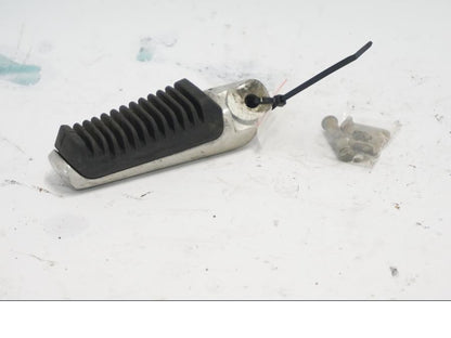 Framsidan på Fotpinne från en Suzuki DL 1000 -2003 motorcykel.