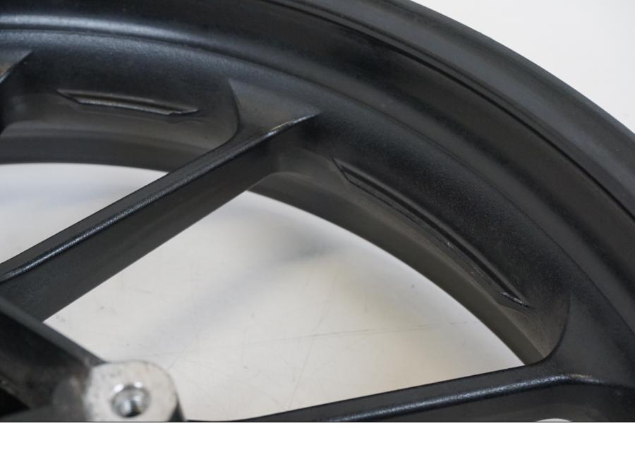 Snett nerifrån på Fälg från en Yamaha XSR 700 -2016 motorcykel.