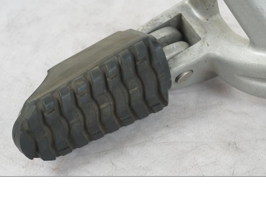 Baksidan på Fotpinne från en Triumph Tiger Explorer -2013 motorcykel.