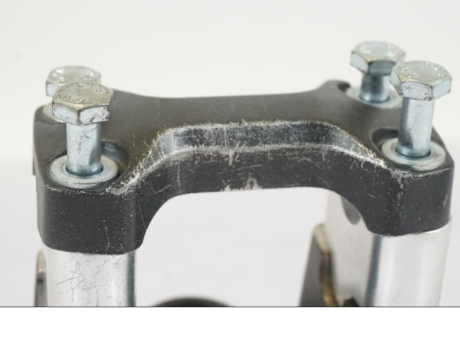 Snett nerifrån på Gaffelkrona från en Honda NT 700 -2008 motorcykel.