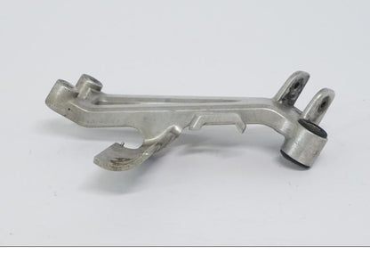 Snett nerifrån på Fotpinnefäste från en Honda CBR 600 -1998 motorcykel.