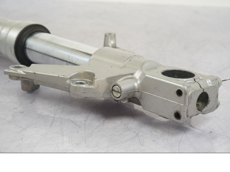 Höger sida på Gaffelben från en Suzuki GSX 1300 RX -1999 motorcykel.