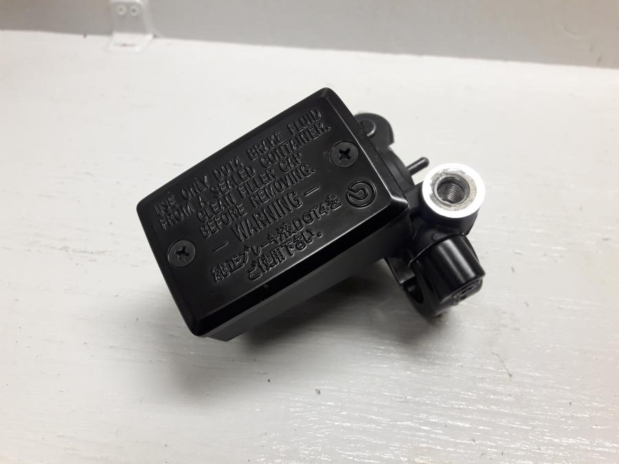 Framsidan på Bromshuvudcylinder från en Yamaha XSR 900 -2016 motorcykel.