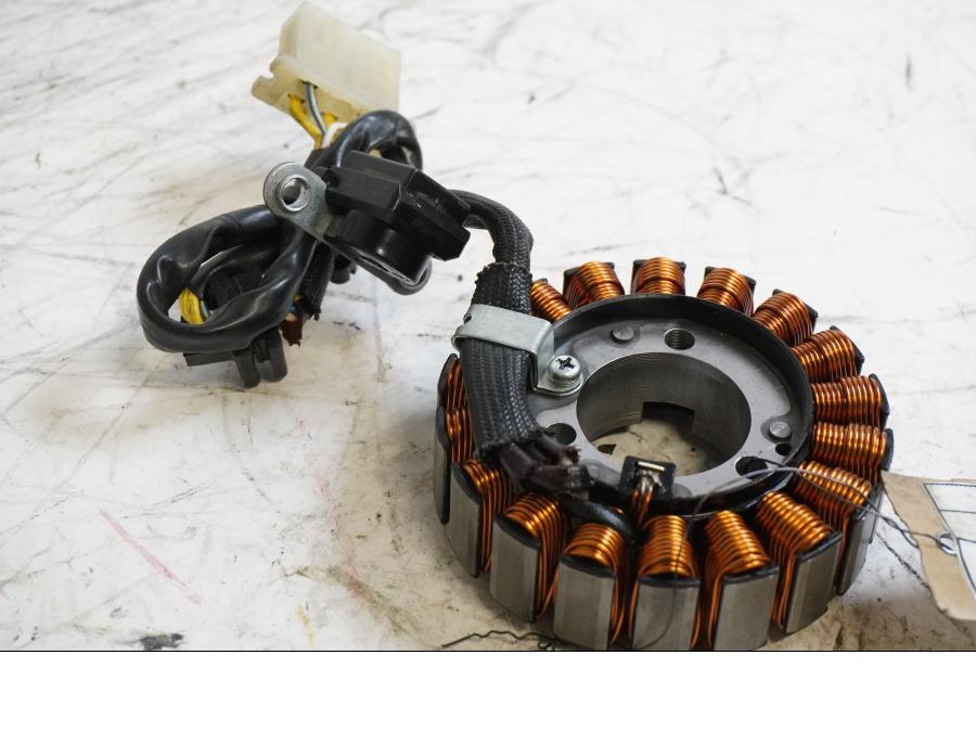 Framsidan på Generator från en Honda CBR 125 R -2011 motorcykel.