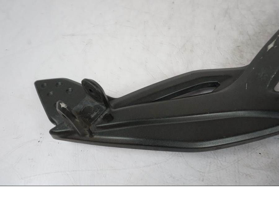 Vänster sida på Fotpinnefäste från en Kawasaki ER-6N -2008 motorcykel.