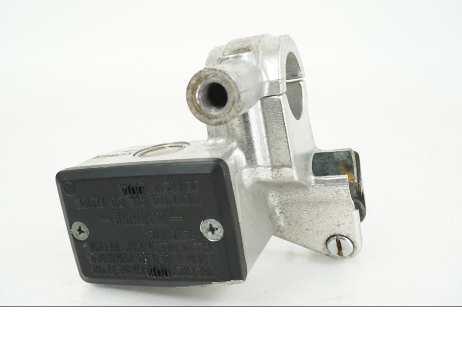 Snett uppifrån på Kopplingshuvudcylinder från en Kawasaki VN 1500 Mean Streak -2002 motorcykel.