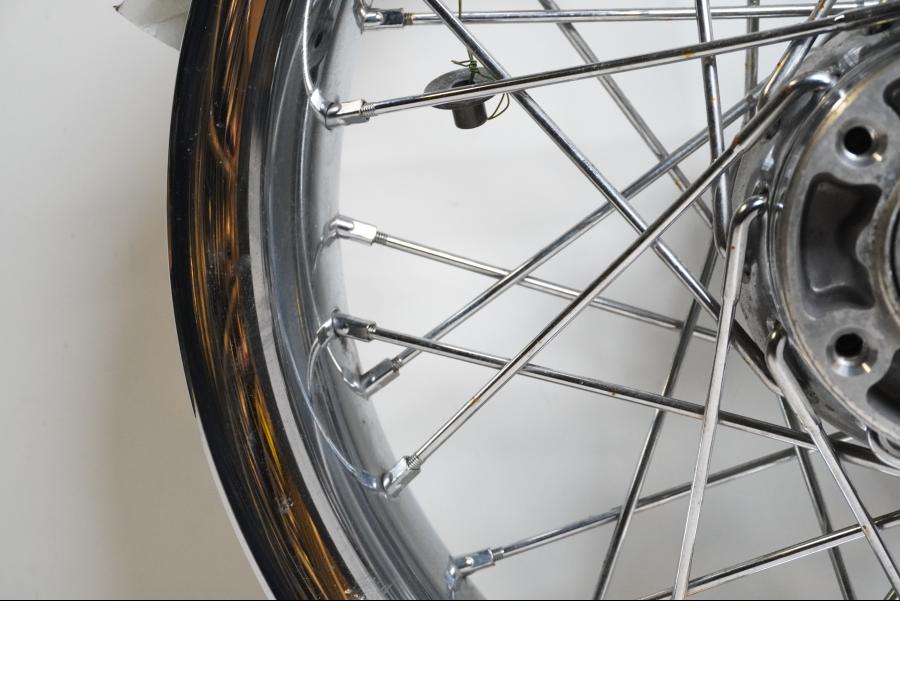 Extrabild1 på Fälg från en H-D Touring Road King FLHRC -2016 motorcykel.