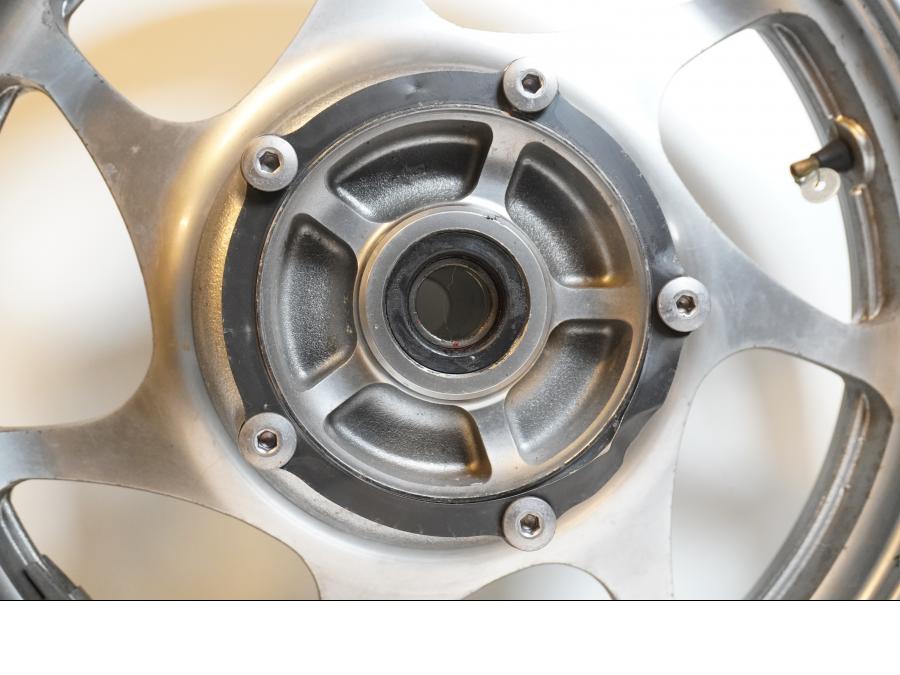 Extrabild2 på Fälg från en Kawasaki VN 2000 -2006 motorcykel.