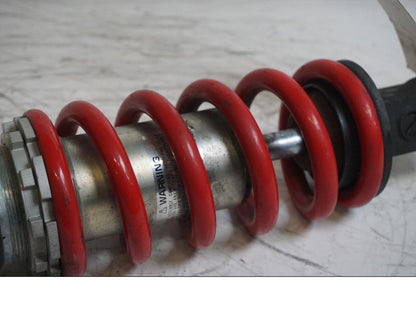 Snett nerifrån på Stötdämpare från en Triumph Speed Triple -2011 motorcykel.