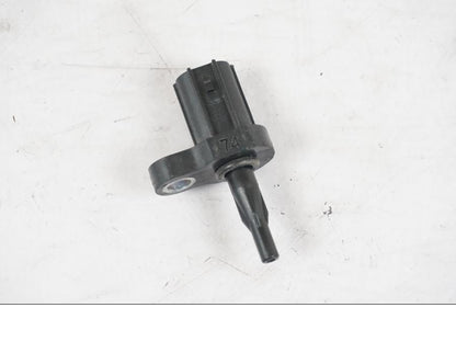 Baksidan på Luftburksensor från en Kawasaki ZX-6R -2011 motorcykel.