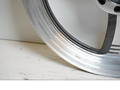 Extrabild1 på Fälg från en Suzuki VZ 800 -2002 motorcykel.