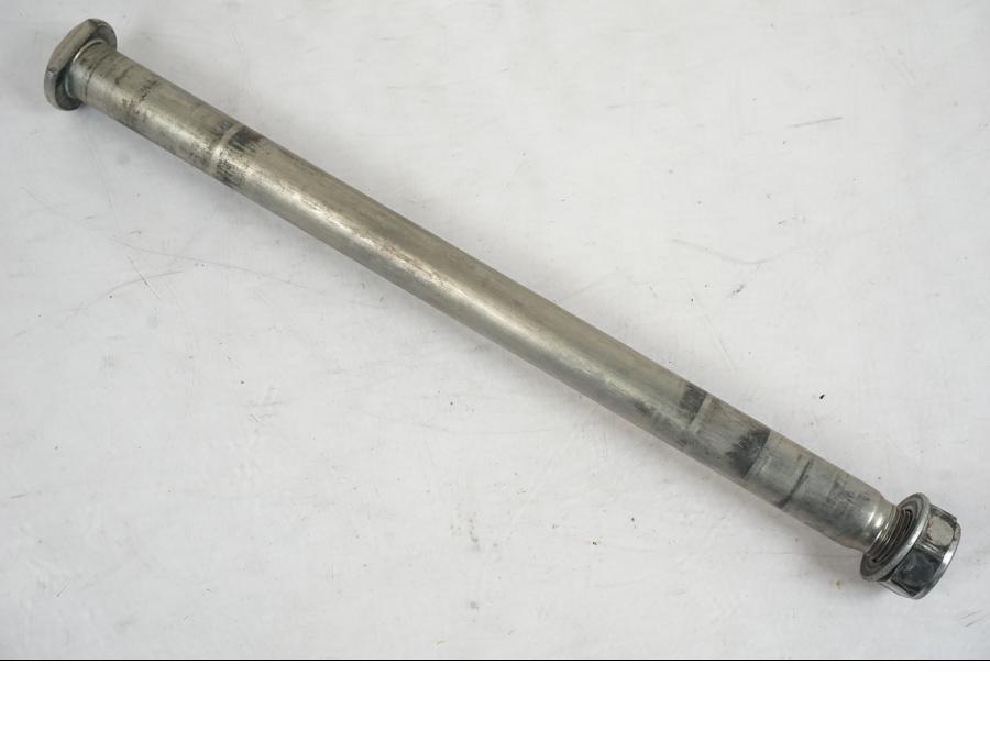 Framsidan på Axel från en Yamaha MT-09 -2019 motorcykel.