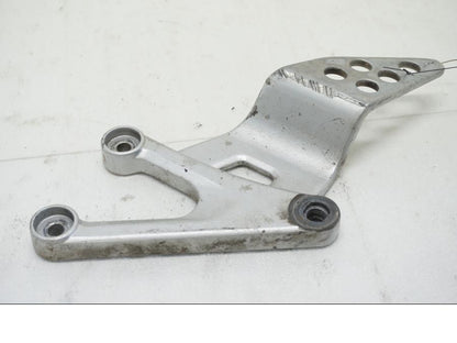 Framsidan på Fotpinnefäste från en Yamaha YZF-R 125 -2008 motorcykel.