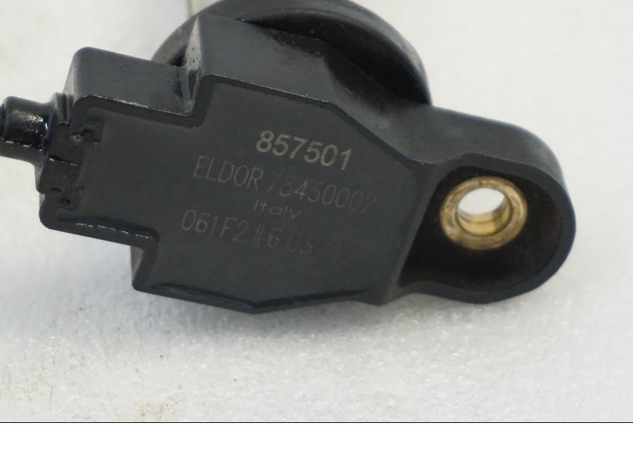 Vänster sida på Tändspole från en Aprilia RSV 1000 -2010 motorcykel.