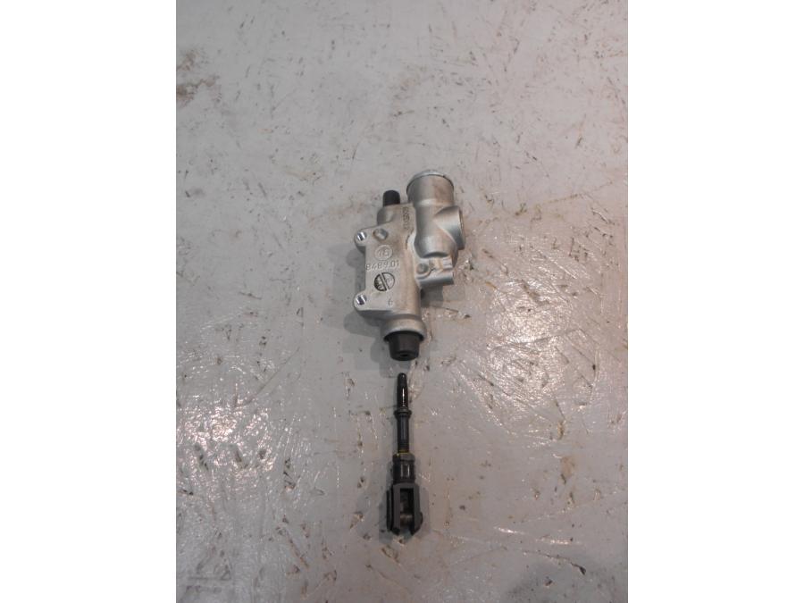 Framsidan på Bromshuvudcylinder från en Aprilia Tuono V4R -2016 motorcykel.