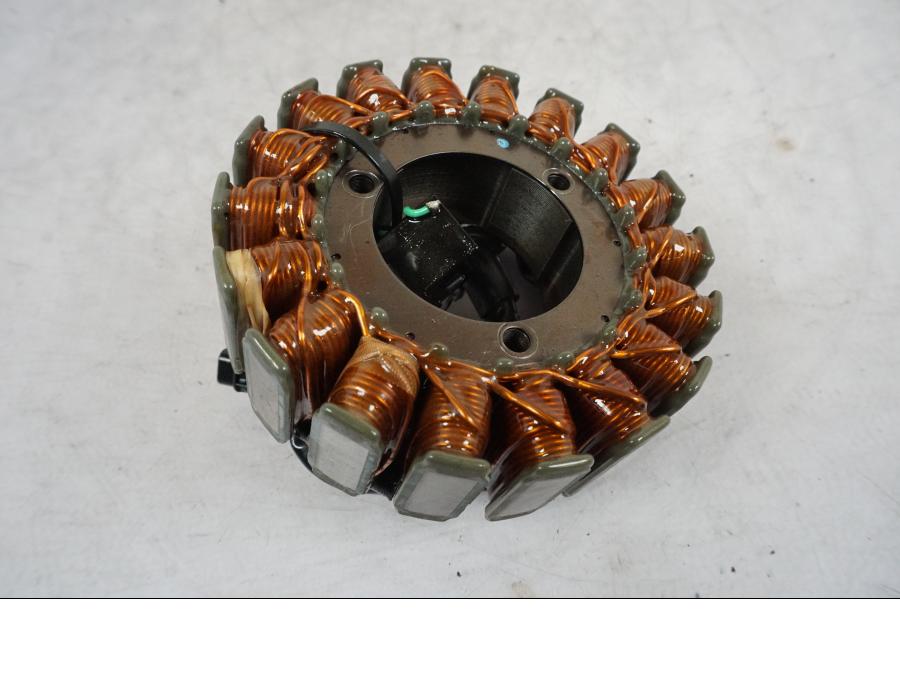 Höger sida på Generator från en Triumph Bonneville T120 -2021 motorcykel.