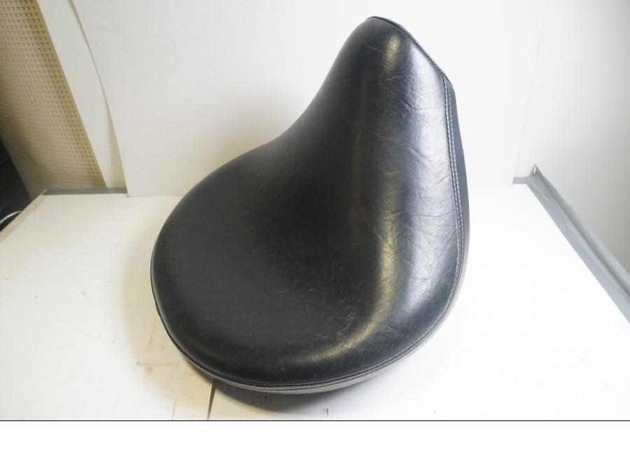 Baksidan på Sadel från en Yamaha XVS 1100 -2001 motorcykel.