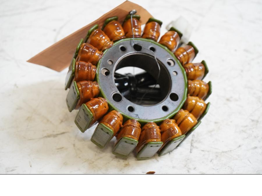 Framsidan på Generator från en Kawasaki VN 800 -1999 motorcykel.