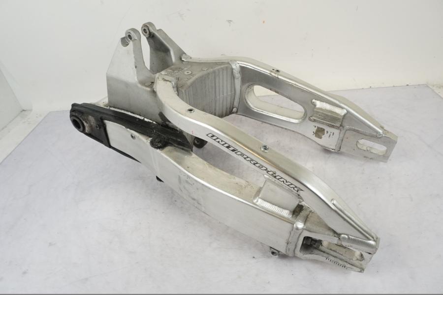 Höger sida på Sving från en Honda CBR 1000 RR -2004 motorcykel.