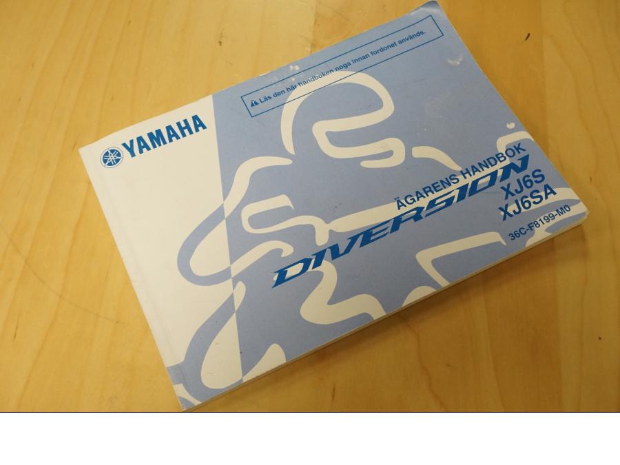Framsidan på Instruktionsbok från en Yamaha XJ 600 Diversion -2013 motorcykel.