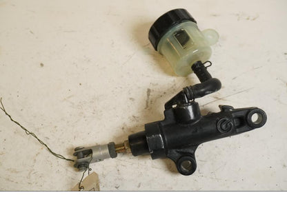 Framsidan på Bromshuvudcylinder från en Yamaha YZF 1000 R1 -2004 motorcykel.