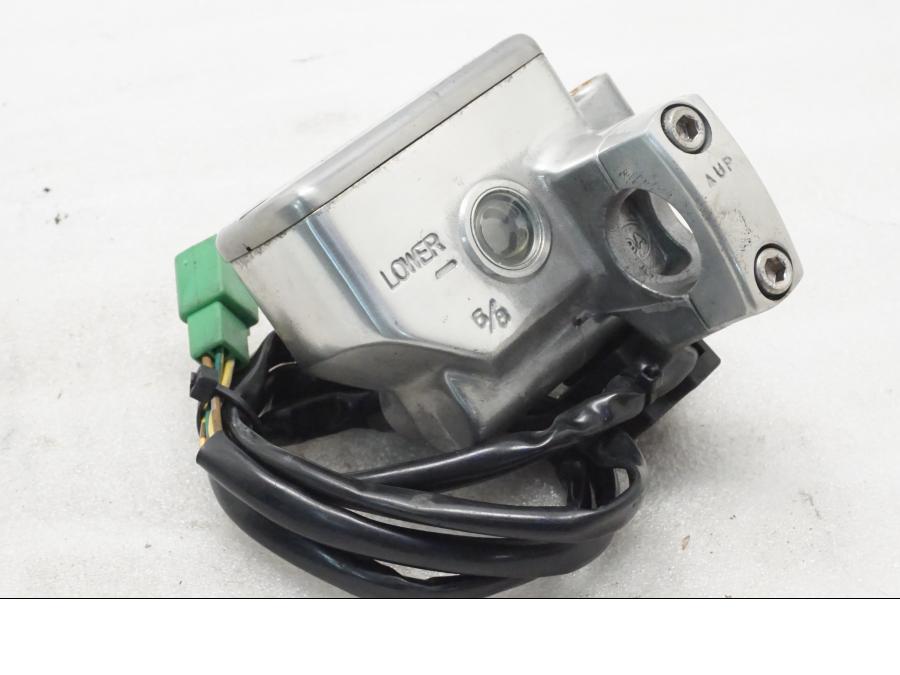 Baksidan på Bromshuvudcylinder från en Yamaha XVZ 13TD -1999 motorcykel.