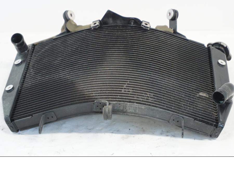 Höger sida på Vattenkyl från en Yamaha YZF R6 -2006 motorcykel.