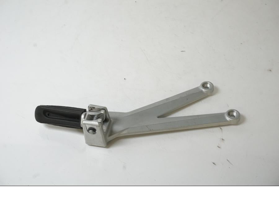 Framsidan på Fotpinnefäste från en KTM 690 SMCR -2019 motorcykel.