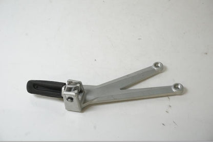 Framsidan på Fotpinnefäste från en KTM 690 SMCR -2019 motorcykel.