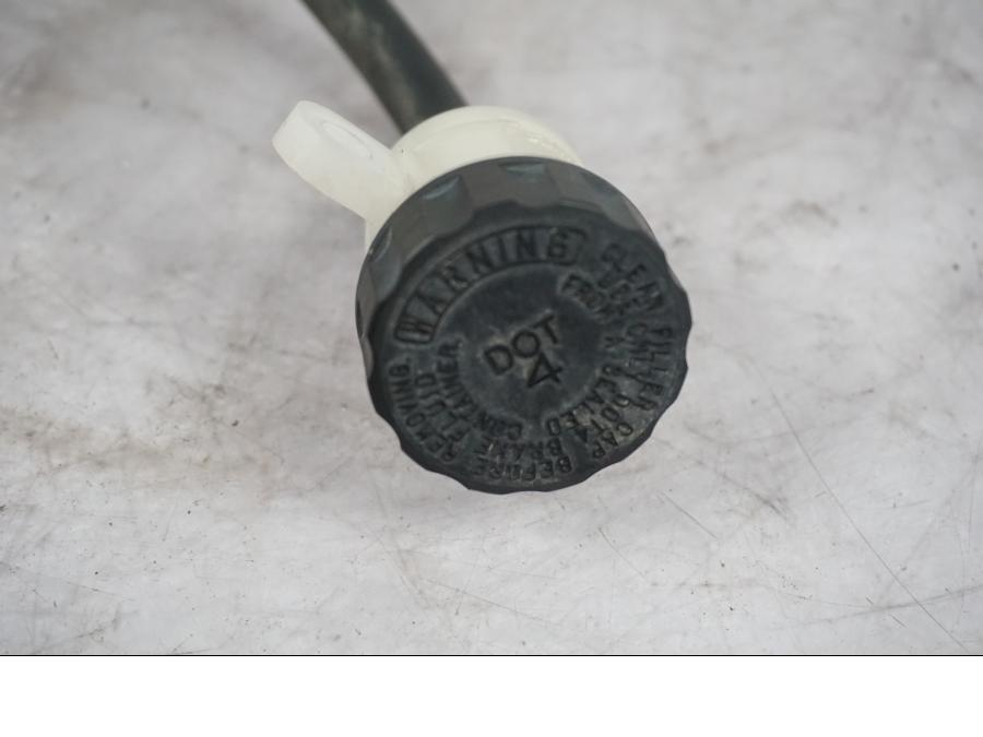 Baksidan på Bromsvätskebehållare från en Triumph Tiger Explorer -2016 motorcykel.