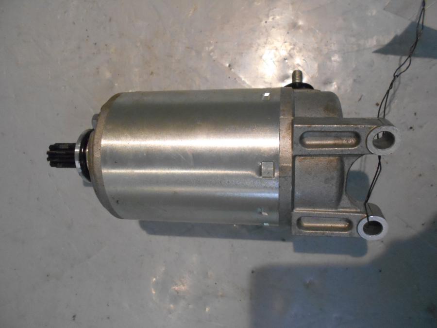 Höger sida på Startmotor från en BMW K 1600 -2011 motorcykel.