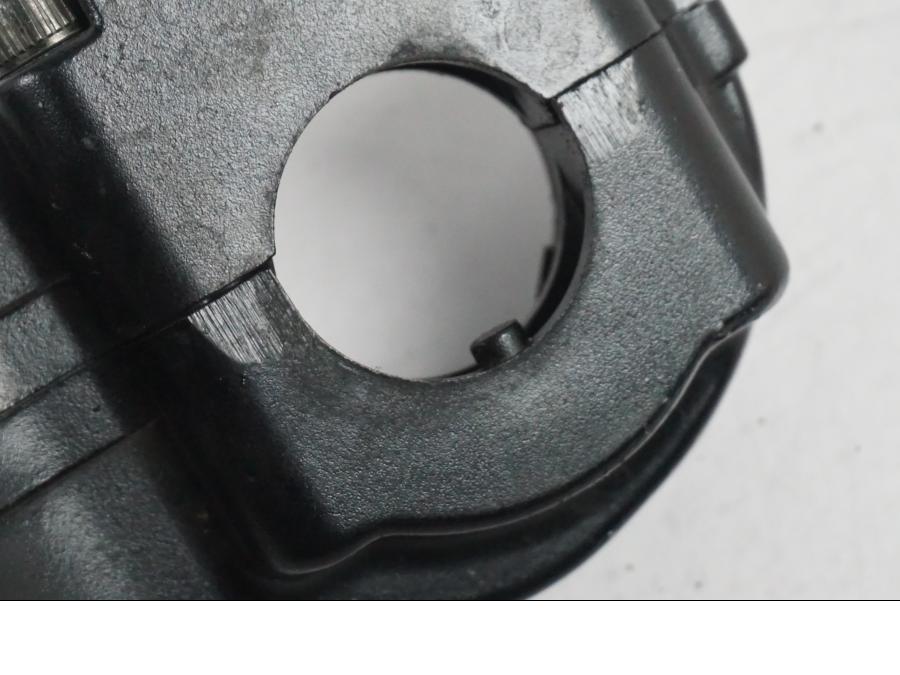 Vänster sida på Gasklo från en Yamaha YZF 1000 R1 -2007 motorcykel.